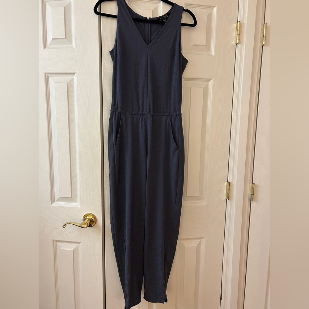 blue Athleta Brooklyn textured jumpsuit in size 0. Sleeveless V-Neck Pockets
